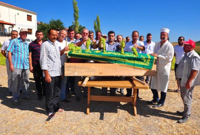 Manisalı Üretici Üzümün Cenaze Namazını Kıldı