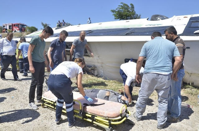 Bandırma'da Otobüs Şarampole Yuvarlandı: 2 Ölü, 20 Yaralı