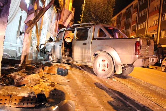 Kaza Yaptı, Yarı Çıplak ve Ayakkabısız Kaçtı