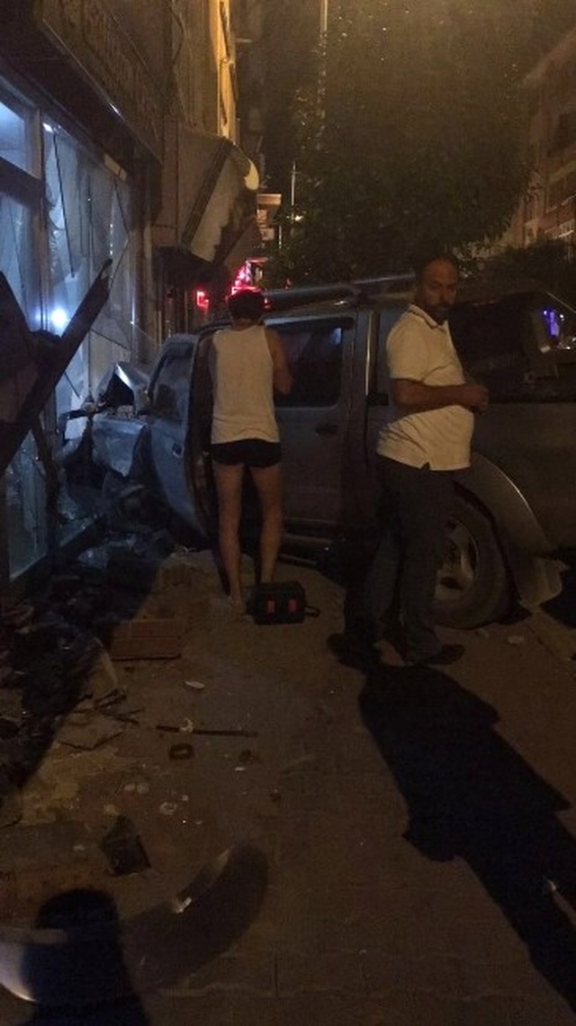 Kaza Yaptı, Yarı Çıplak ve Ayakkabısız Kaçtı
