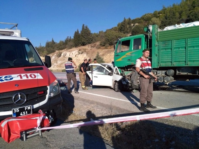 Otomobil Kamyonun Altına Girdi: 3 Ölü