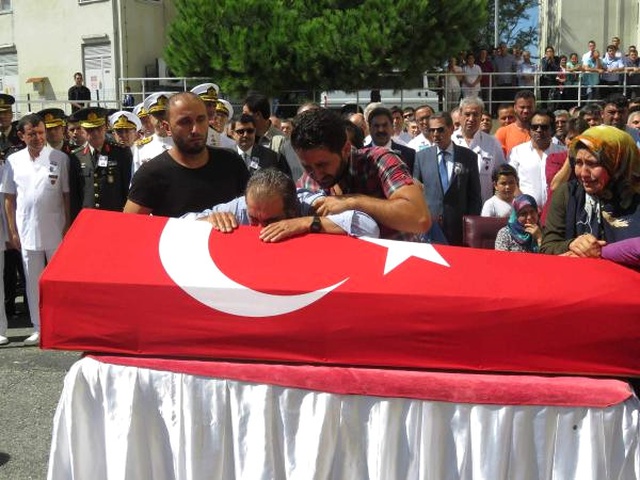 Şehit Denizci Askerler Son Yolculuklarına Hüzünle Uğurlandı