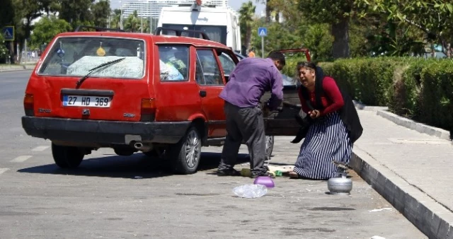 Antalya'da Suriyeli Vatandaş Yol Ortasında Karısını Dövdü