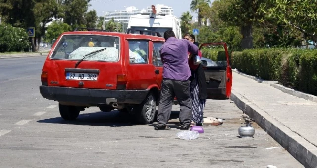 Antalya'da Suriyeli Vatandaş Yol Ortasında Karısını Dövdü