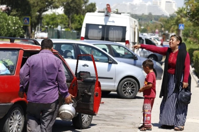 Antalya'da Suriyeli Vatandaş Yol Ortasında Karısını Dövdü