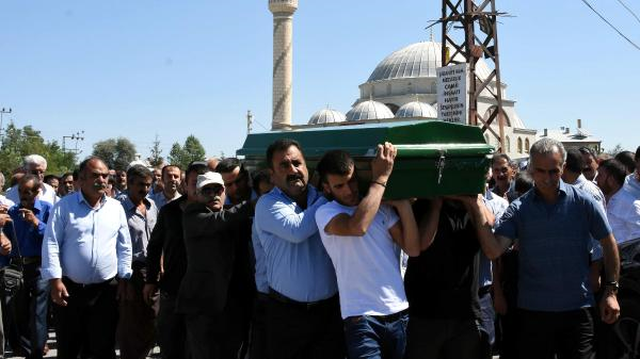 Terör Kurbanı Metin'in Ablası Teselliyi Mezar Toprağında Aradı