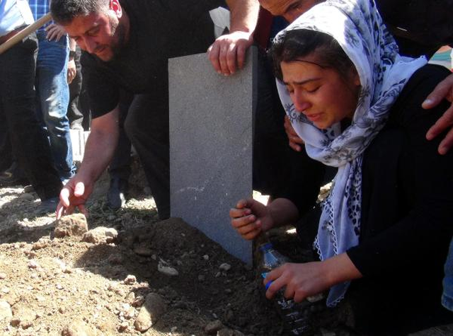 Terör Kurbanı Metin'in Ablası Teselliyi Mezar Toprağında Aradı