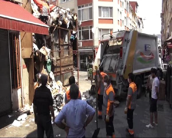 Kadıköy'de Bir Binadan 10 Kamyon Dolusu Çöp Çıktı