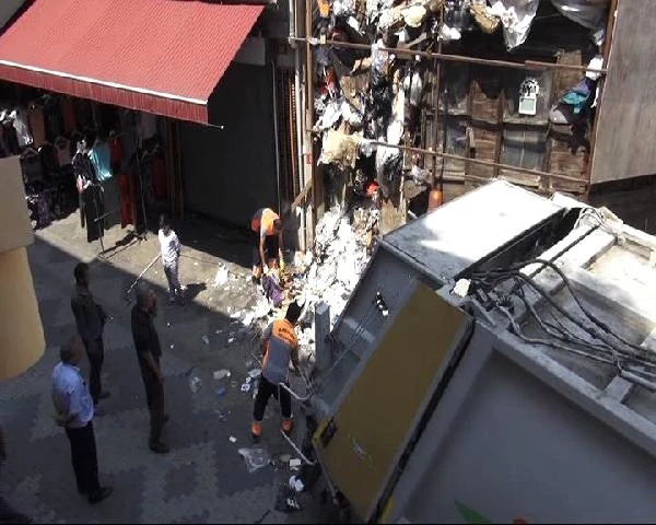 Kadıköy'de Bir Binadan 10 Kamyon Dolusu Çöp Çıktı