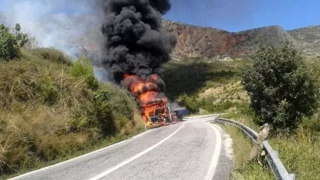 Seyir Halindeki TIR Alev Topuna Döndü