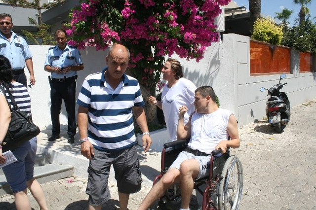 5 Ay Önce Rezervasyon Yaptıran Engelli Genç ve Ailesi Otele Alınmadı