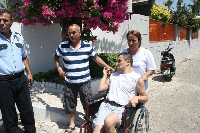 5 Ay Önce Rezervasyon Yaptıran Engelli Genç ve Ailesi Otele Alınmadı