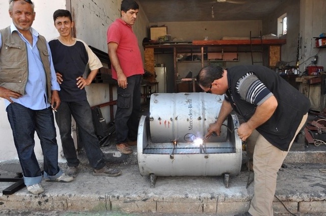Suriyeli Demirci Ustası, Boş Varillerle Oturma Grubu Yapıyor