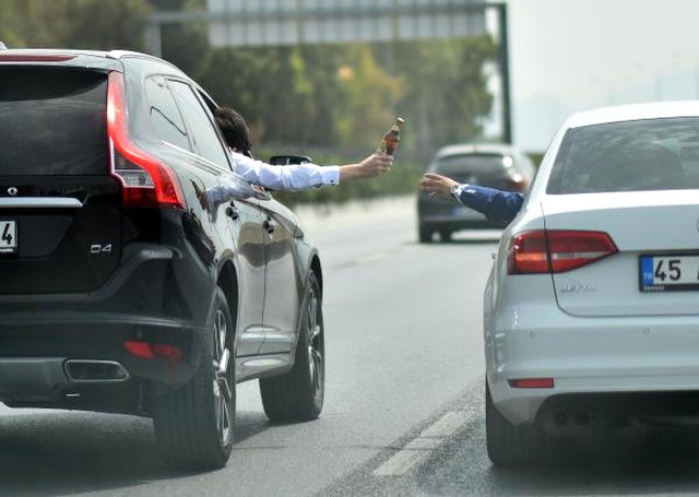 Trafiğin Ortasında Bira Alışverişi