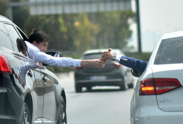 Trafiğin Ortasında Bira Alışverişi