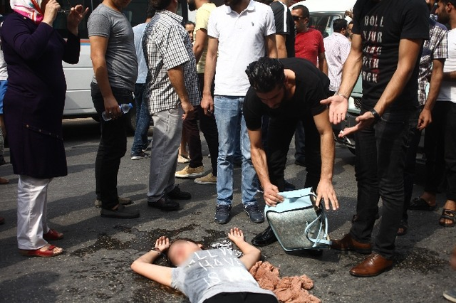 Kriz Geçiren Kız Arkadaşının Suratına Şişe Fırlatıp