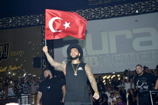 Bir Dönem Türkiye'yi Eleştiren Rus Şarkıcı, Türk Bayrağı Salladı