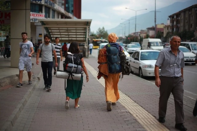 Gürcistan'da Tanışan Rus ve Türk Gençler Dünyayı Dolaşıyor