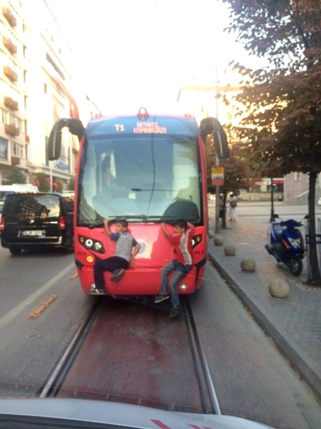 Çocuklardan Tramvayda Ölümüne Yolculuk