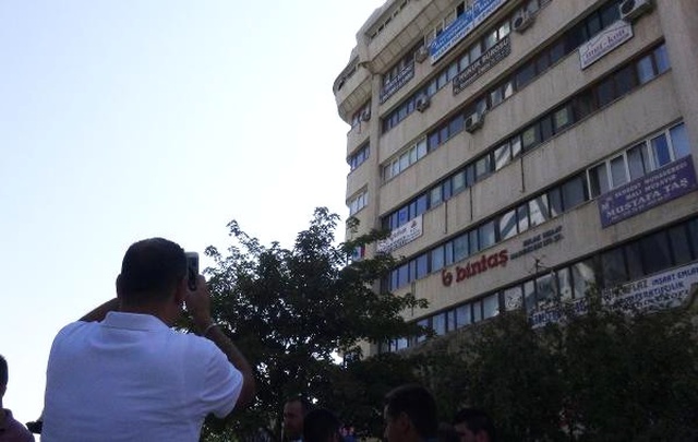 İntihar Girişimini Şova Cevirip Cep Telefonlarıyla Canlı Yayınladılar