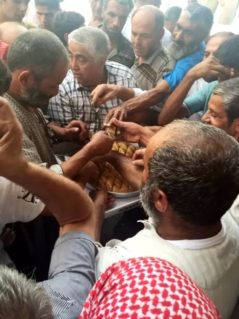 Türkiye'den ÖSO Askerlerine Cerablus'ta Baklava İkramı