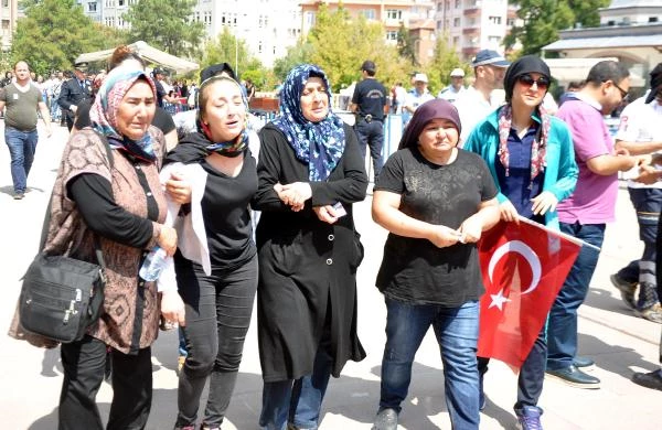 Şehidin Annesi: Yavrum Dik Duruyorum, Bana Mahsun Bakma