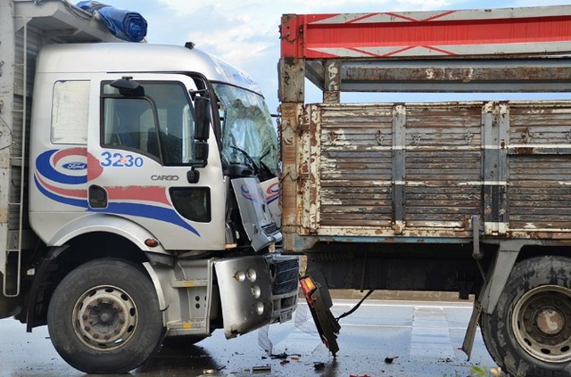 Kazazedeye Yardım İçin Duran Sürücünün Kamyonuna, Başka Kamyon Çarptı