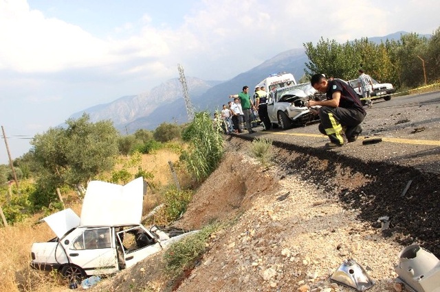 Manisa'da Trafik Kazası: 2 Ölü, 2 Yaralı