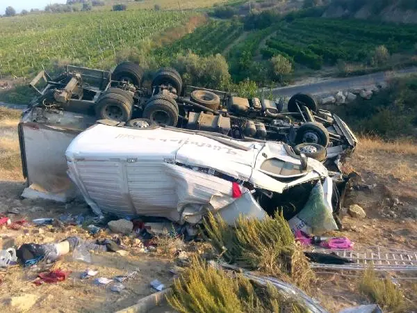 Minibüs ile Kamyonet Çarpıştı: 2 Ölü, 5 Yaralı