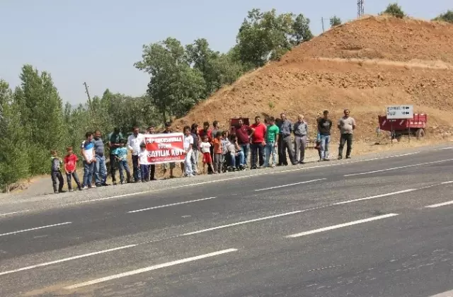 Bingöl'deki Kardeşler Beyaztoprak Çöp Kokusu Nedeniyle Eylem Yapıldı