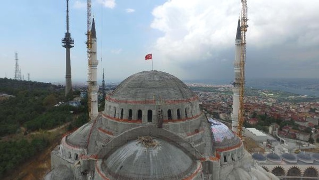Kaba İnşaatı Biten Çamlıca Camisi'nin Kubbesine Türk Bayrağı Dikildi