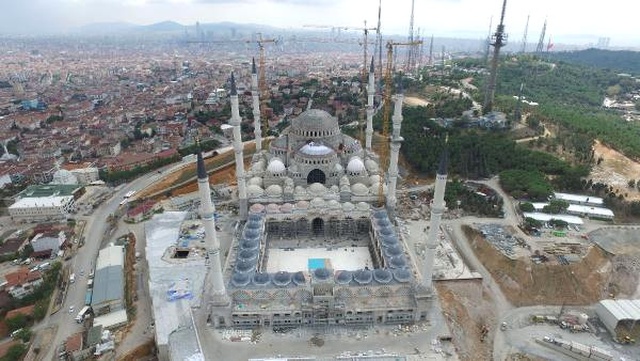 Kaba İnşaatı Biten Çamlıca Camisi'nin Kubbesine Türk Bayrağı Dikildi