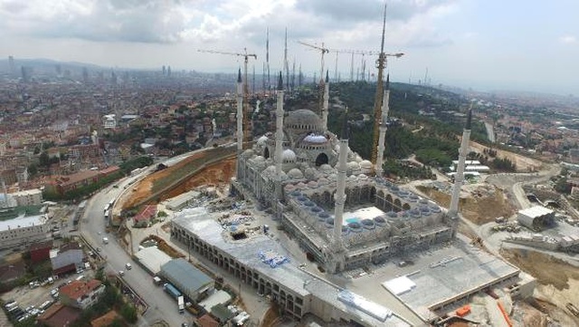 Kaba İnşaatı Biten Çamlıca Camisi'nin Kubbesine Türk Bayrağı Dikildi