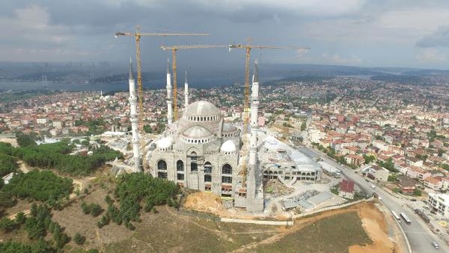 Kaba İnşaatı Biten Çamlıca Camisi'nin Kubbesine Türk Bayrağı Dikildi
