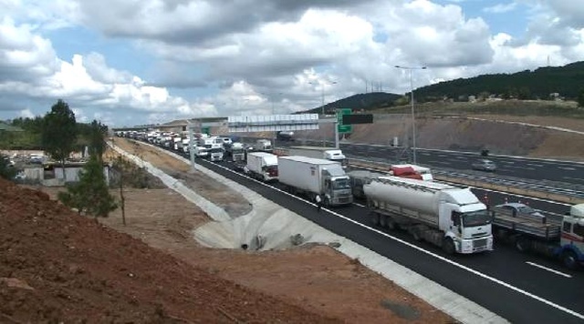Yavuz Sultan Selim Köprüsü'nde Gişe Trafiği Sürücüleri İsyan Ettirdi