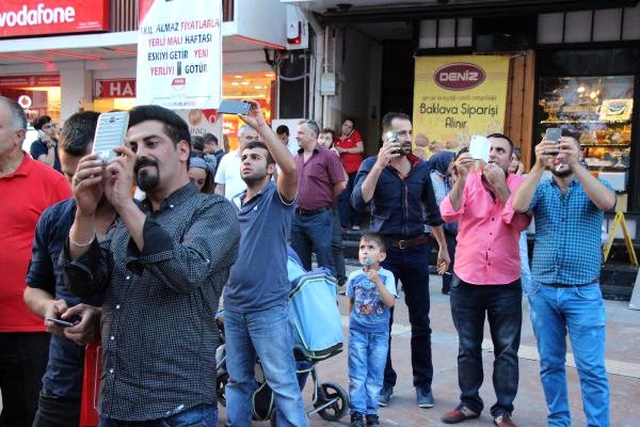 İntihara Kalkışan Gence 'Atlayacaksan Atla' Diye Tepki Gösterdiler