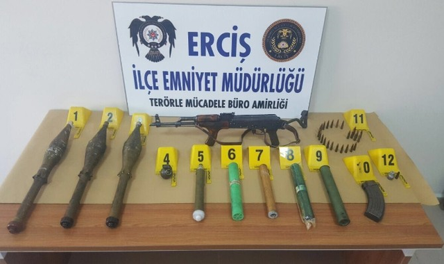Terk Edilmiş Araçtan Cephanelik Çıktı
