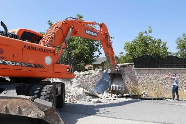 Koza İpek'in İncek'teki Malikanesinin Duvarı, Mehter Müziği Eşliğinde Yıkıldı