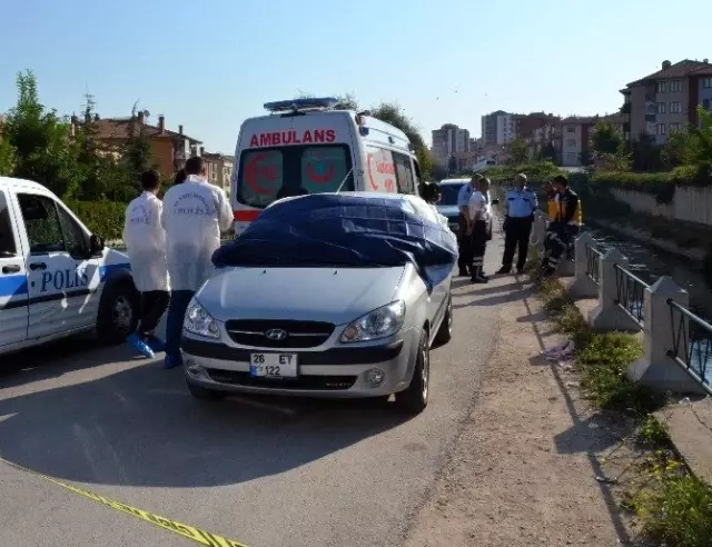 Kolunda Serum Takılı Kadın Otomobilde Ölü Bulundu