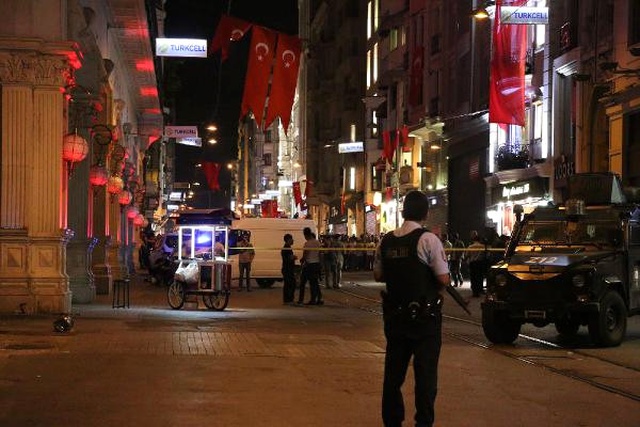 <a class='keyword-sd' href='/taksim/' title='Taksim'>Taksim</a>'de, Şüphenilen Tencereden Bezelye Yemeği Çıktı