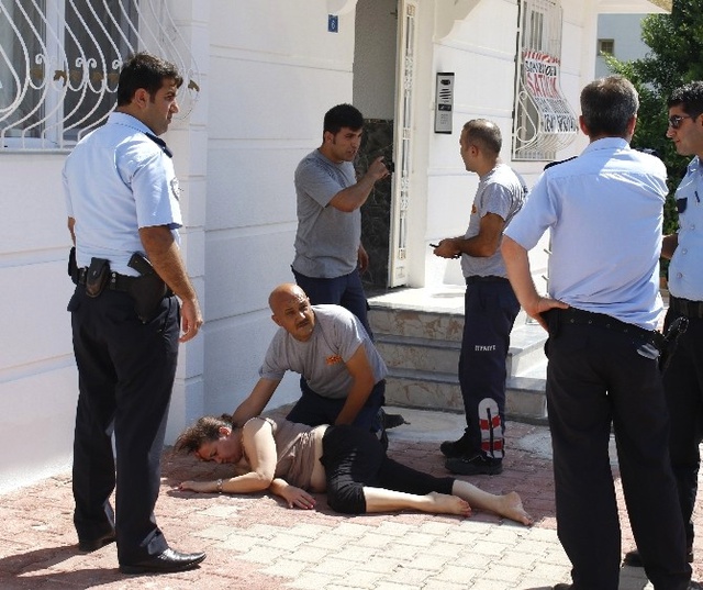 Komşular Durumdan Şüphelendi! İntihar Etmek İsteyen Kadın Son Anda Kurtarıldı