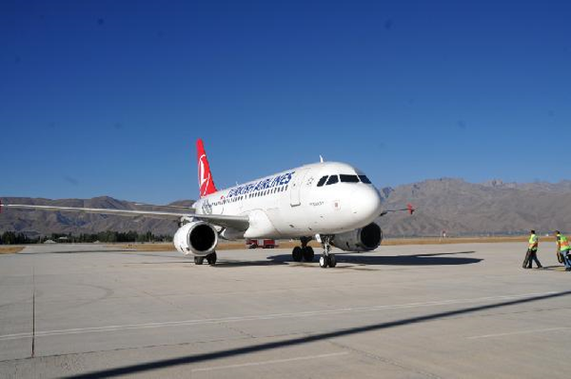 Yüksekova'ya 13 Ay Sonra İlk Yolcu Uçağı İndi