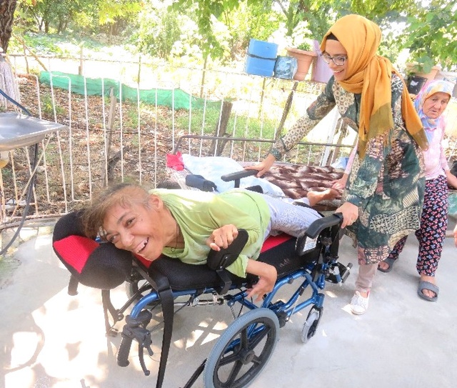 43 Yaşındaki Safire, Hayatında İlk Kez Dışarı Çıktı