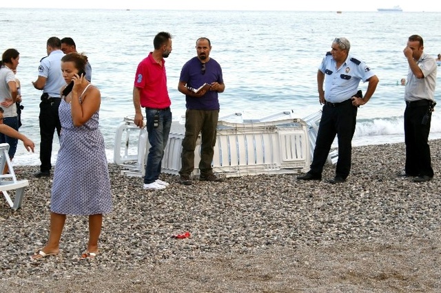 Antalya'da Denizde Boğulan Azeri Turistin Cesedini Şezlongla Perdelediler
