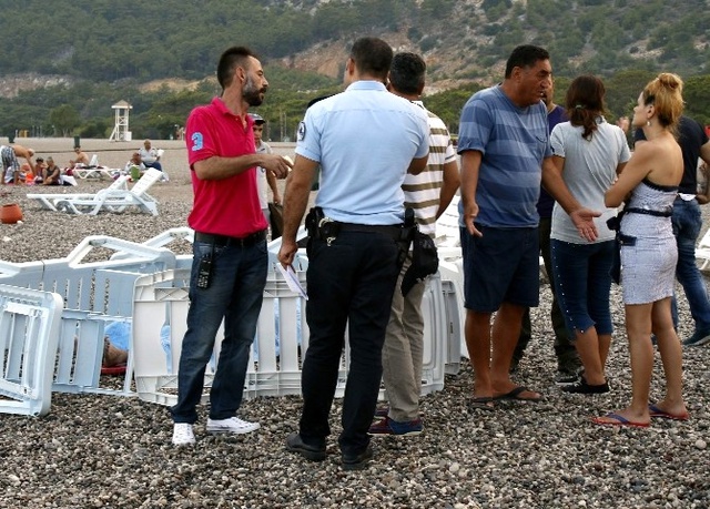 Antalya'da Denizde Boğulan Azeri Turistin Cesedini Şezlongla Perdelediler