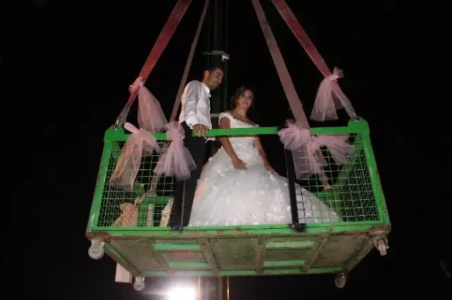 Asansör Bozulunca Gelinle Damat 7. Kattaki Evlerine Vinçle Çıktı