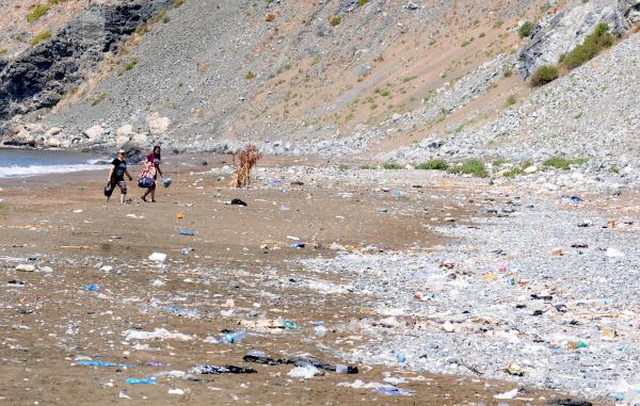 En Uzun Kumsal, Suriye'nin Çöpüyle Yok Oluyor