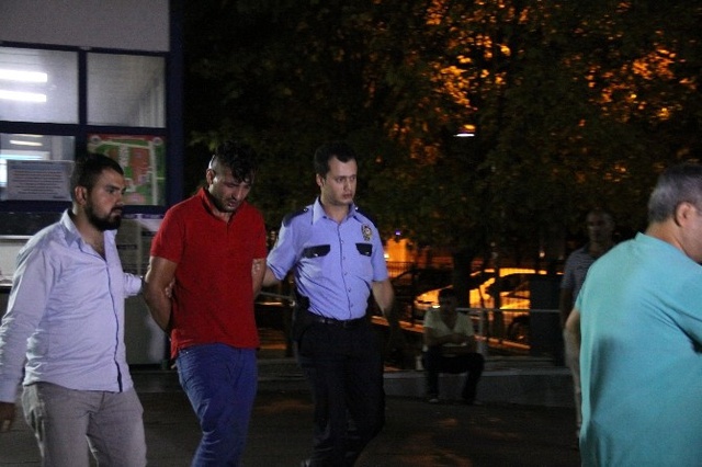 Tecavüz Etmek İstediği Kızı Sırtından Bıçakladı, Sürüklerken Polise Yakalandı
