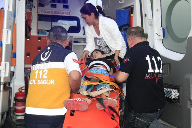 Annesinin Elini Bırakıp Yola Fırlayan Çocuk, Otomobilin Çarpması Sonucu Öldü