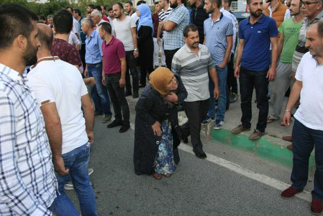 Annesinin Elini Bırakıp Yola Fırlayan Çocuk, Otomobilin Çarpması Sonucu Öldü